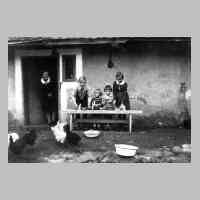 081-0041 Reinlacken 1942 - Ostern vor der Haustuer. Von links Gertrud Schulz, Guenther Reimann, Renate Schulz, Adeline und Gisela Norkus,.JPG